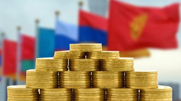 Монеты на фоне флагов стран-участниц ЕАЭС - Sputnik Армения