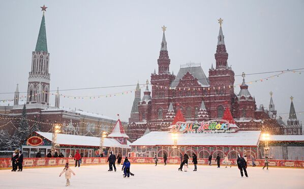 ГУМ-каток на Красной площади открылся 30 ноября, накануне зимы. - Sputnik Армения