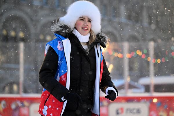 По словам Алины Загитовой, она счастлива, что люди имеют возможность попробовать ее любимый вид спорта и влюбиться в него. - Sputnik Армения
