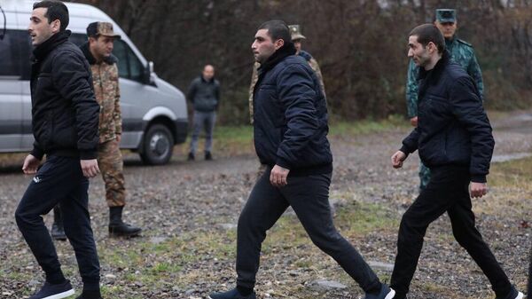 Армянские пленные возвращаются из Азербайджана на родину - Sputnik Армения