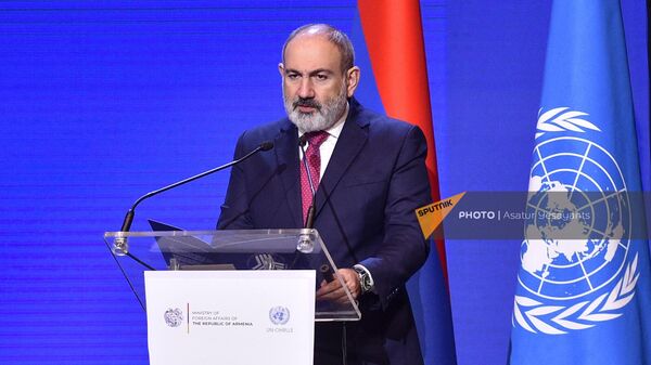 Премьер-министр Никол Пашинян выступает на министерской встрече группы стран, не имеющих выхода к морю (14 декабря 2023). Еревaн - Sputnik Армения