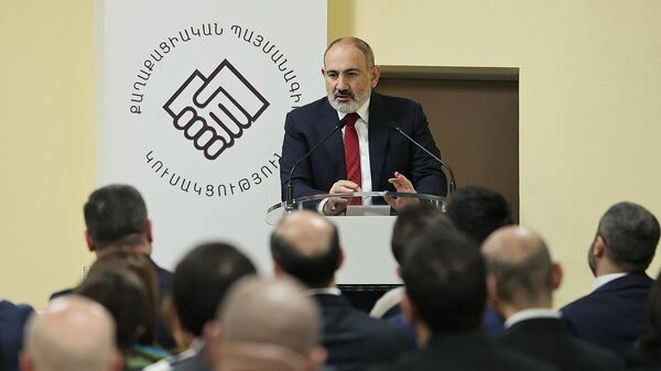 Премьер-министр Никол Пашинян выступает с речью на 3-м политическом собрании партии Гражданский договор (16 декабря 2023). Гюмри - Sputnik Армения