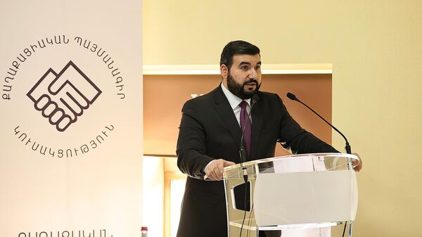Депутат Ваагн Алексанян выступает с речью на 3-м политическом собрании партии Гражданский договор (16 декабря 2023). Гюмри - Sputnik Армения