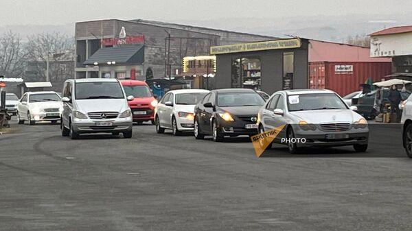 Водители автомобилей с грузинскими номерами устроили акцию протеста на трассе Еревaн-Апарaн (17 декабря 2023). Арагацотн - Sputnik Արմենիա