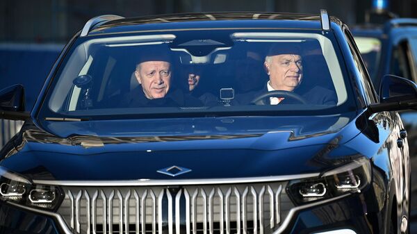 Премьер-министр Венгрии Виктор Орбан за рулем автомобиля с президентом Турции Реджепом Тайипом Эрдоганом (18 декабря 2023). Будапешт - Sputnik Армения