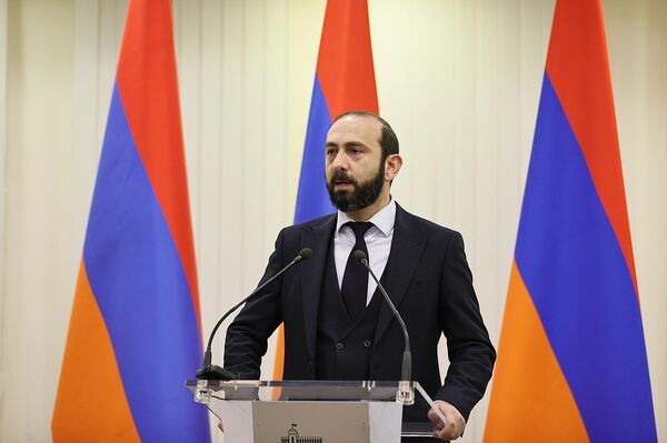 Министер иностранных дел Арарат Мирзоян на приеме, организованном в Министерстве по случаю Нового года и Рождества (18 декабря 2023). Еревaн - Sputnik Армения