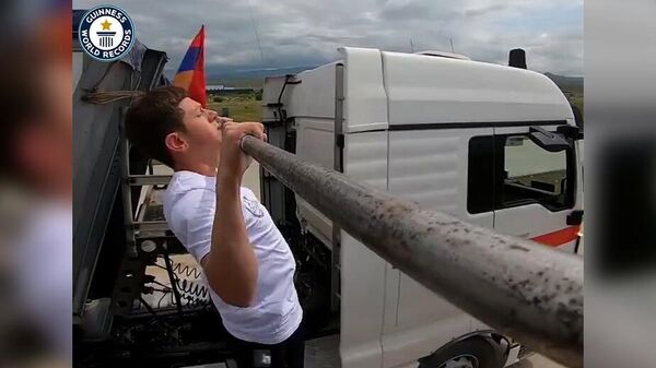 Новый рекорд Гиннесса по подтягиванию между двумя движущимися грузовиками установил 18-летний Григор Манукян из Талина в Арагацотнской области - Sputnik Армения