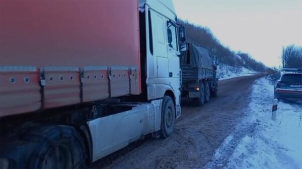 В Сюнике спасатели вызволили из плена 25 грузовиков - Sputnik Армения