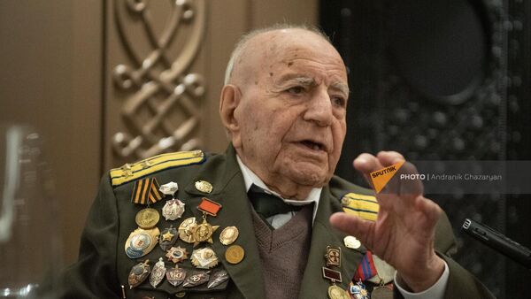 Участник ВОВ, разведчик четырех континентов Петрос Петросян на мероприятии по случаю его 100-летия (19 декабря 2023). Еревaн - Sputnik Армения