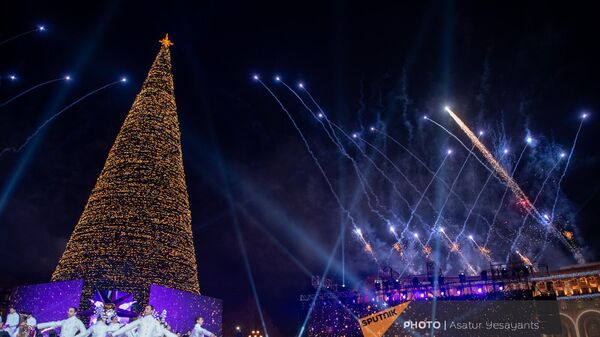Салют на церемонии зажжения главной елки на площади Республики (19 декабря 2023). Еревaн - Sputnik Армения