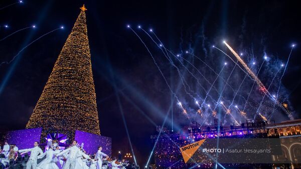 Салют на церемонии зажжения главной елки на площади Республики (19 декабря 2023). Еревaн Салют на церемонии зажжения главной елки на площади Республики (19 декабря 2023). Еревaн - Sputnik Армения