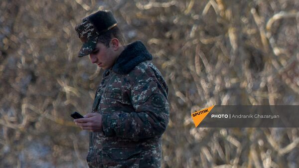Զինծառայողը հեռախոսով - Sputnik Արմենիա