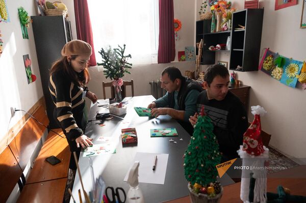 Участники кружка ОО Спасение делают новогодние открытки - Sputnik Армения