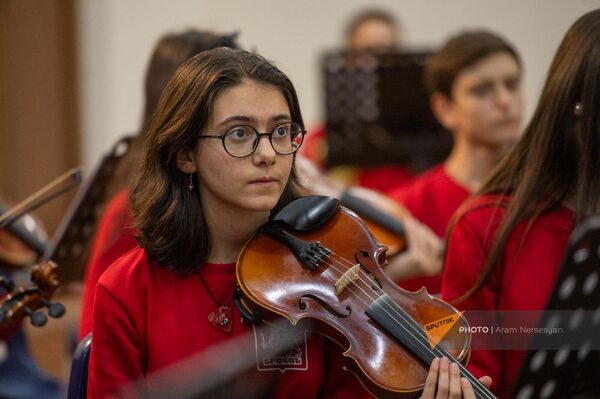 «Երևան» պատանեկան սիմֆոնիկ նվագախմբի սան Արիանա Գալստյան - Sputnik Արմենիա