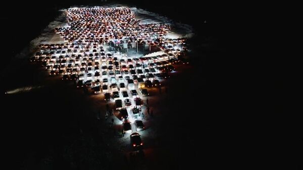 Автомобилисты Красноярска провели новогодний флешмоб - на 800 машинах собрали самую большую елку в России и вошли в Книгу Рекордов страны - Sputnik Армения