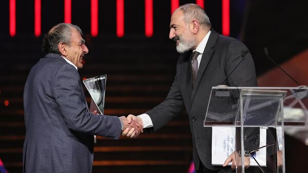 Премьер-министр Никол Пашинян вручает главный приз премии Герой нашего времени 2023 Севаде Ходжабагяну (24 декабря 2023). Еревaн - Sputnik Армения