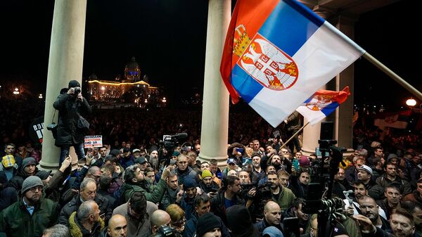 Сторонники оппозиции протестуют перед зданием столичного городского совета (24 декабря 2023). Белград - Sputnik Армения