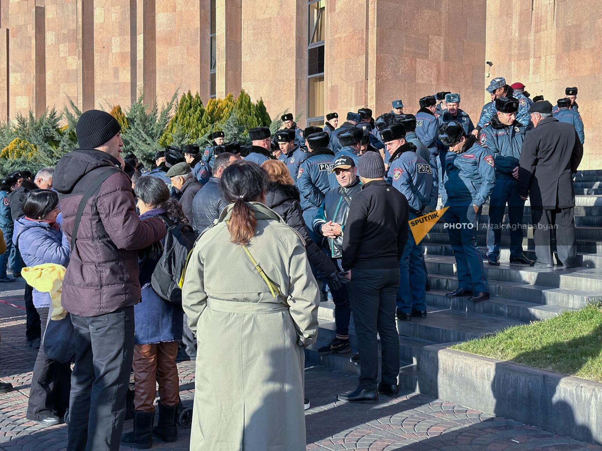Активисты Мать Армения проводят акцию протеста против ожидаемых подорожаний у здания мэрии (26 декабря 2023). Еревaн - Sputnik Армения, 1920, 26.12.2023