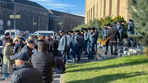 Активисты Мать Армения проводят акцию протеста против ожидаемых подорожаний у здания мэрии (26 декабря 2023). Еревaн - Sputnik Армения