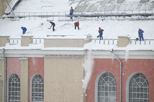 Կոմունալ ծառայությունների աշխատակիցները մաքրում են տանիքը։ Մոսկվայում շուրջ 150 տարվա ընթացքում ձյունակույտերի բարձրությունը դեկտեմբերի 15-ին առավելագույնի է հասել - Sputnik Արմենիա