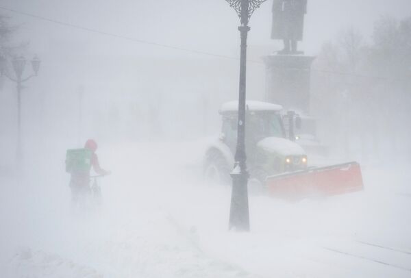 Ձյուն մաքրող տեխնիկա Չելյաբինսկի փողոցներից մեկում - Sputnik Արմենիա