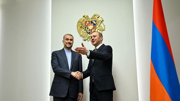 Секретарь Совбеза Армен Григорян на встрече с главо МИД Ирана Хоссейном Амиром Абдоллахианом (28 декабря 2023). Еревaн - Sputnik Армения
