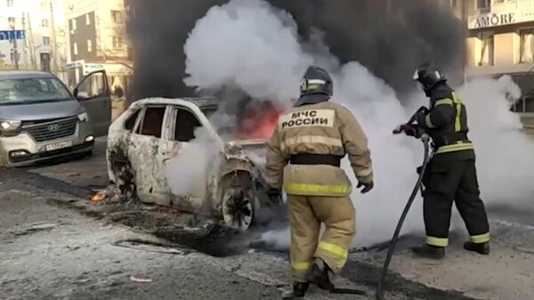 МЧС публикует кадры работы пожарных и спасателей после удара ВСУ по Белгороду. - Sputnik Армения