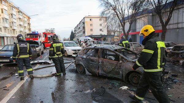 Сотрудники МЧС потушили автомобили, загоревшиеся ранее вследствие удара украинских войск по центру Белгорода - Sputnik Армения