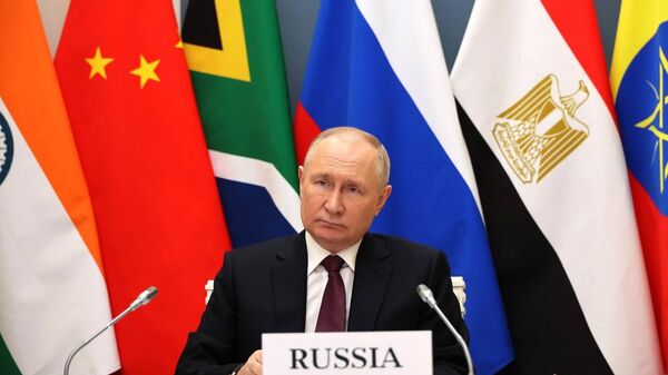 Президент России Владимир Путин на фоне флагов стран-членов БРИКС - Sputnik Армения