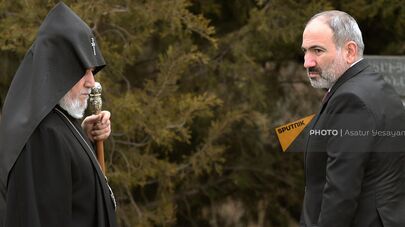 Премьер-министр Никол Пашинян и католикос Гарегин II в Цицернакаберде на церемонии почитания памяти жертв в Сумгаите (28 февраля 2020). Еревaн