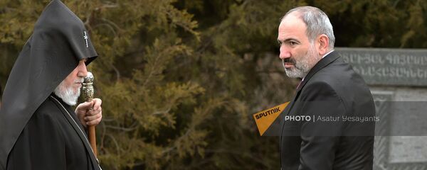 Премьер-министр Никол Пашинян и католикос Гарегин II в Цицернакаберде на церемонии почитания памяти жертв в Сумгаите (28 февраля 2020). Еревaн - Sputnik Արմենիա