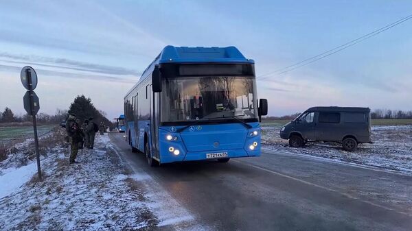 Автобус с российскими военнослужащими, вернувшимися из украинского плена, в Белгородской области - Sputnik Армения