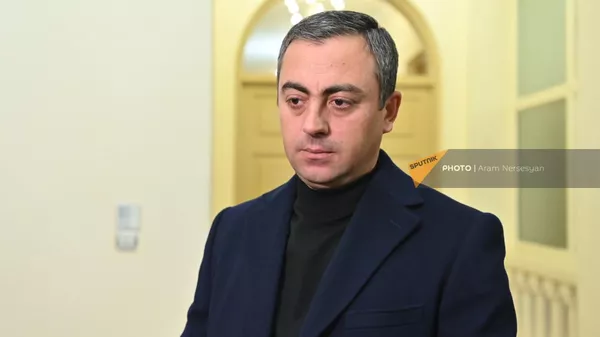 Ишхан Сагателян в посольстве Ирана по случаю открытия Книги скорби по погибшим в результате теракта (5 января 2024). Еревaн - Sputnik Армения