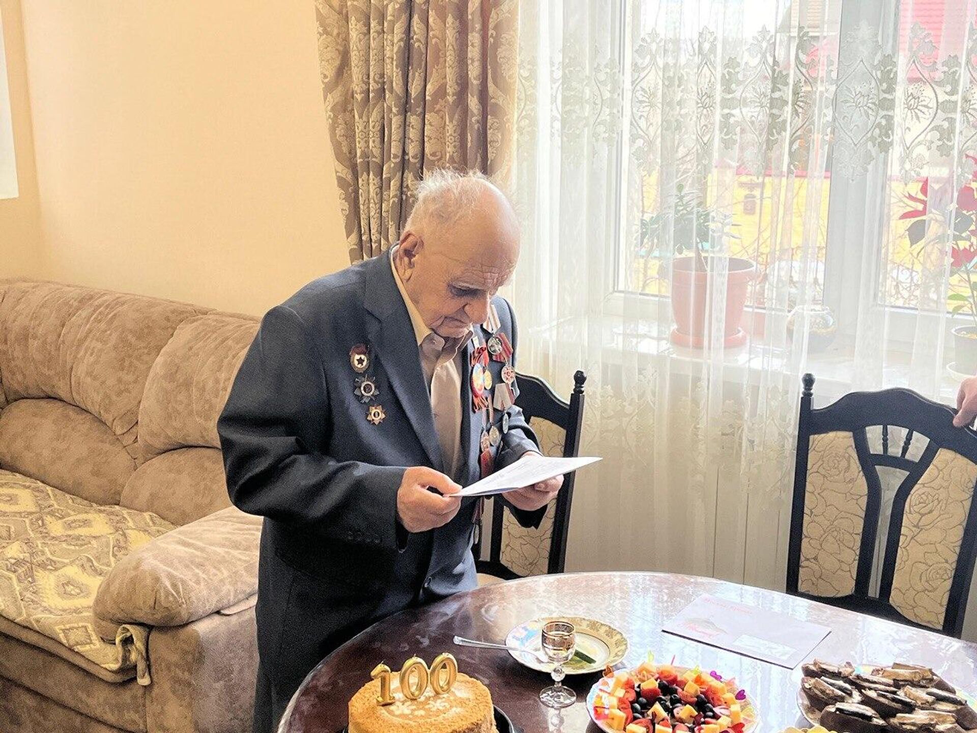День рождения ветерана ВОВ Енока Арустамяна  - Sputnik Армения, 1920, 05.01.2024