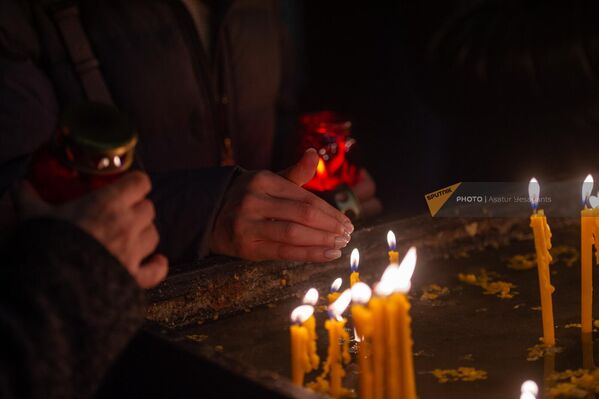 Երևանի Սուրբ Խաչ եկեղեցուց հավատավորները տուն են տանում աստվածային լույսը - Sputnik Արմենիա