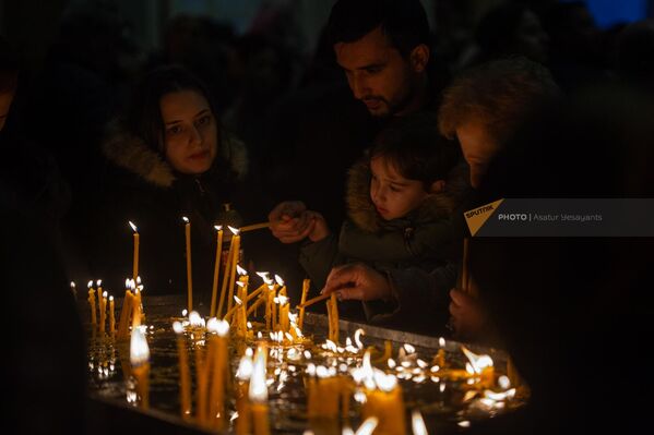 Прихожане зажигают свечи в церкви Сурб Хач в Ереване - Sputnik Армения