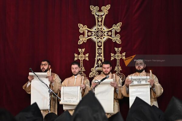 Եկեղեցականները շարականներ են ընթերցում Սուրբ Գայանե եկեղեցում ճրագալույցի սուրբ պատարագի ժամանակ - Sputnik Արմենիա
