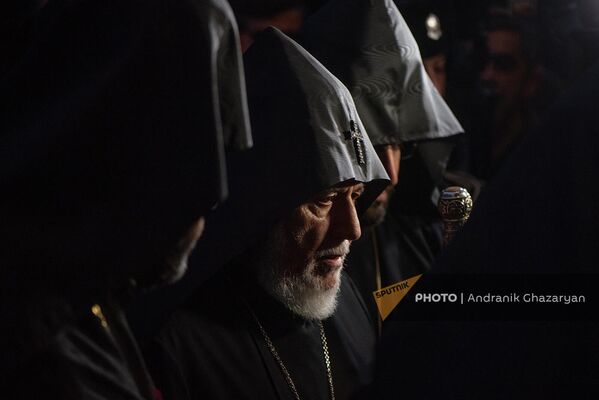 Католикос Гарегин II на Рождественском Чрагалуйц в церкви Сурб Гаяне в Эчмиадзине - Sputnik Армения