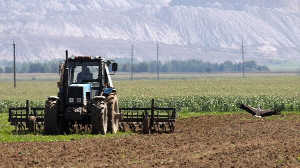 Трактор перепахивает почву - Sputnik Армения