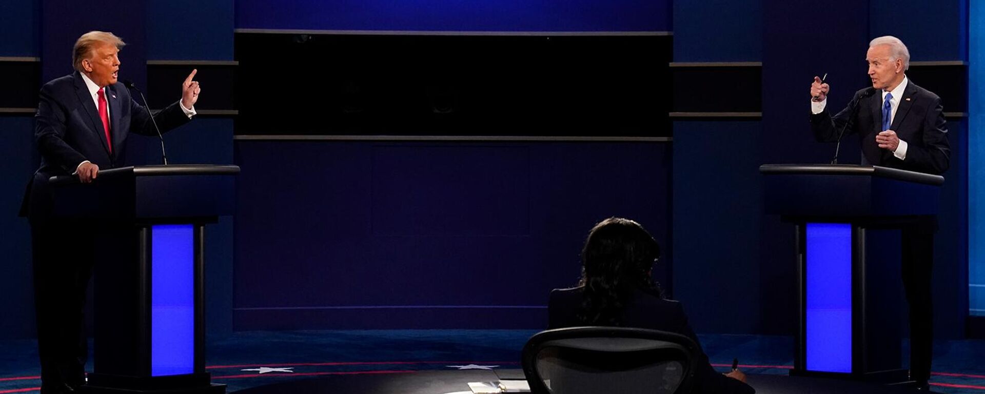 Президент США Дональд Трамп и кандидат в президенты от демократической партии, бывший вице-президент Джо Байден во время вторых и заключительных президентских дебатов (22 октября 2020). Нэшвилл - Sputnik Армения, 1920, 14.02.2024