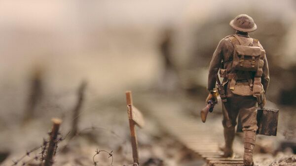 Солдат, идущий по деревянной дорожке, окруженной колючей проволокой - Sputnik Армения