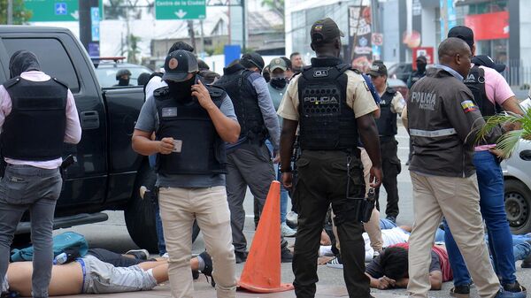 Эквадорские полицейские задерживают подозреваемых в беспорядках возле офиса телеканала TC (9 января 2024). Гуякиль, Эквадор - Sputnik Армения