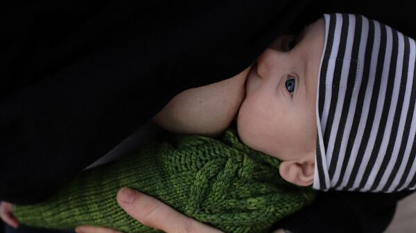 Кормление младенца грудью - Sputnik Армения