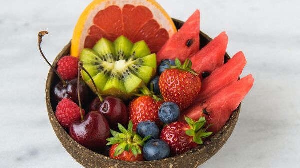 Ваза с фруктами и ягодами - Sputnik Армения