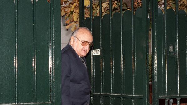 Режиссер Анри Верней покидает дом комика Лино Вентуры (23 октября 1987). Сен-Клу - Sputnik Армения
