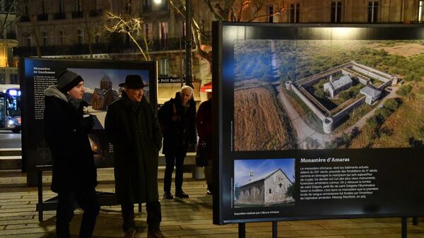 Выставка Нагорный Карабах - армянское наследие, находящееся под угрозой, организованное мэрией Парижа и католической организацией Нувр д'Ориент на площади Бастилии в Париже - Sputnik Армения