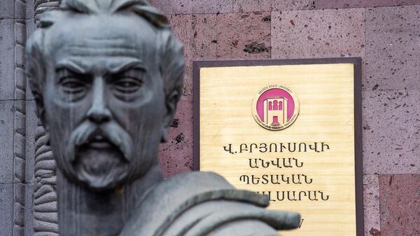 Бюст Валерия Брюсова у входа в здание Государственного университета его имени - Sputnik Армения