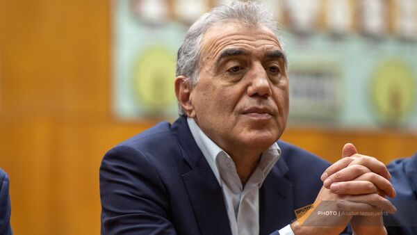 Первый вице-президент Федерации шахмат Армении Смбат Лпутян на церемонии открытия первенства высшей группы Армении среди мужчин и женщин (11 января 2024). Еревaн - Sputnik Армения