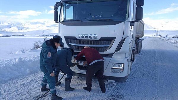 Спасатели оказывают помощь водителям заблокированных, застрявших транспортных средств на автодорогах Армении - Sputnik Армения