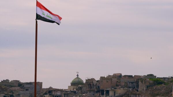 Флаг Ирака на фоне разрушенных зданий в Мосуле - Sputnik Армения